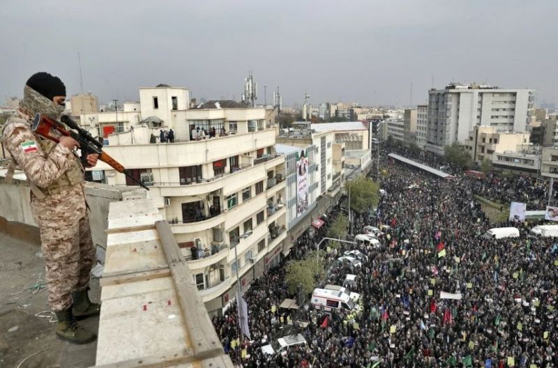 ما حقيقة صورة القناص فوق أسطح طهران في مظاهرات إيران 2026؟